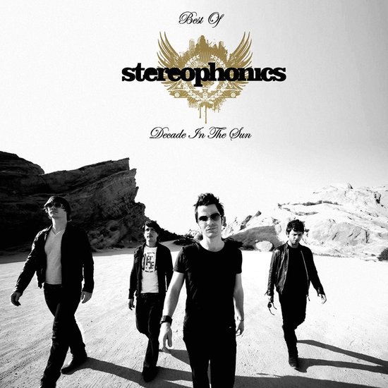 Een groep van vier mannen lopen voorwaarts in de woestijn, met de tekst 'Best Of stereophonics Decade In The Sun'.