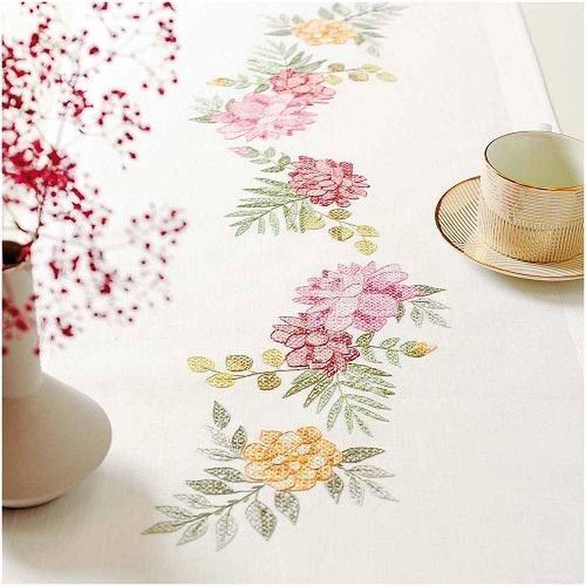 Rico design Voorbedrukte loper chrysanten van Rico 68307.52.18 om te borduren 45X100cm