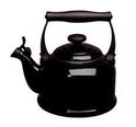 Kleine, zwarte Le Creuset fluitketel met zwarte handgreep en deksel.