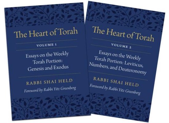 Twee boeken met de titel 'The Heart of Torah' op een donkerblauwe achtergrond met bladerdecoratie. Volume 1 en Volume 2.