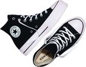Zwarte Converse Chuck Taylor All Star Lift sneakers, één met witte veters, de ander met witte zool.