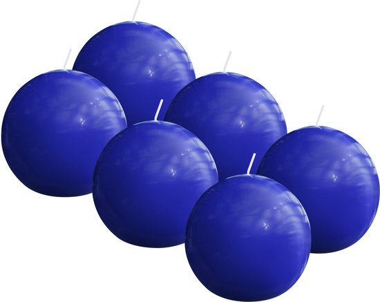 Zes ronde, glanzende blauwe kaarsen op een witte achtergrond.