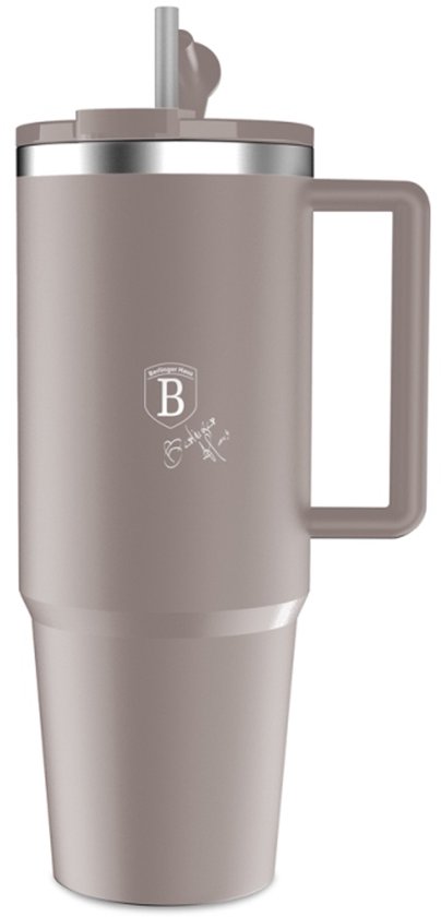 Taupekleurige thermosbeker met handvat en zilverkleurig logo.
