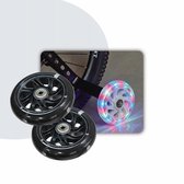 Zwarte zijwieltjes met kleurrijke LED-verlichting gemonteerd op een kinderfiets.