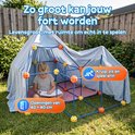 Een meisje zit in een tuinfort van blauwe stokken en gele/oranje insteekballen, schrijvend in een notitieboekje. Opening van 40x40 cm.