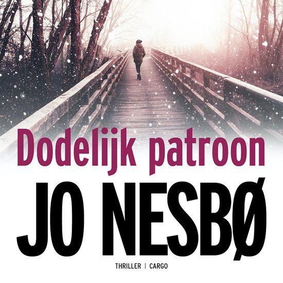 Een persoon loopt over een brug in de sneeuw. Titel: "Dodelijk patroon" door Jo Nesbø.