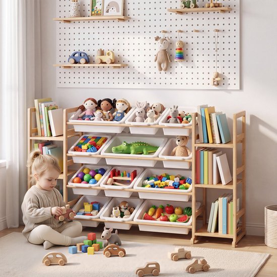 Een jong meisje zit op de grond en speelt met houten speelgoedauto's naast een grote bamboe opbergkast vol speelgoed en boeken.