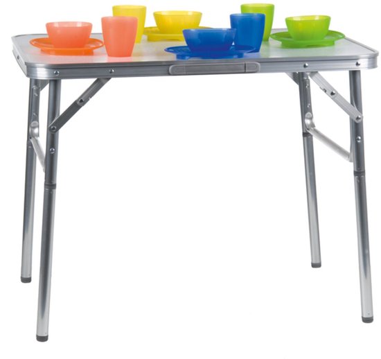 Opgezette campingtafel met gekleurde bekers en schoteltjes.