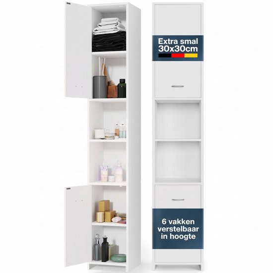 Witte badkamerkast van 30x30x180cm met open deuren, gevuld met handdoeken en toiletartikelen. 6 verstelbare vakken.