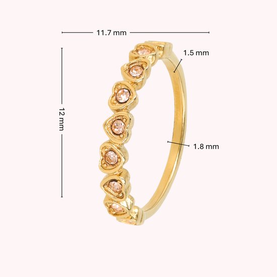 Goudkleurige ring met rij hartvormige zirkonia stenen in champagnekleur. Afmetingen 11,7 mm, 12 mm, 1,5 mm en 1,8 mm.