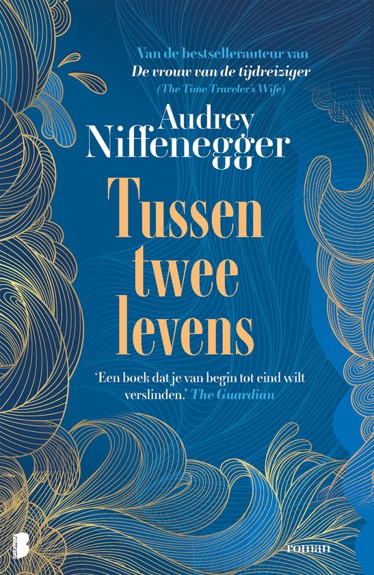 Voorkant van Tussen twee levens door Audrey Niffenegger met abstracte gouden lijnen op een blauwe achtergrond.