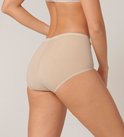 Achterkant van beige Sloggi Basic+ Maxi slip op een model.