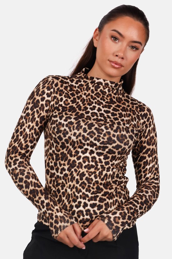 Model draagt een getailleerde top met lange mouwen, col en luipaardprint.