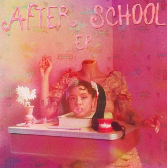 After School EP cover met een meisje zonder hoofd dat kauwgom blaast aan een schoolbankje in een roze kamer.
