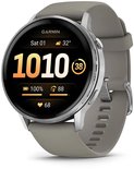 Smartwatch met zilveren behuizing, grijs bandje en digitaal display met datum, tijd 1010 en batterijstatus.