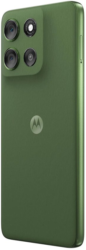 Schuine achterzijde van de groene Motorola smartphone met textuur op de achterkant en cameradetails.