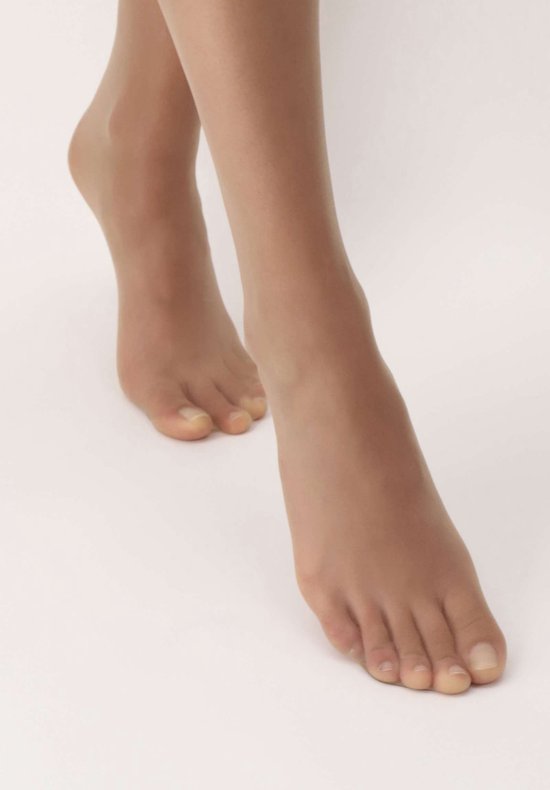 Voeten dragen een transparante huidkleurige Oroblu Suntime panty met een matte finish.