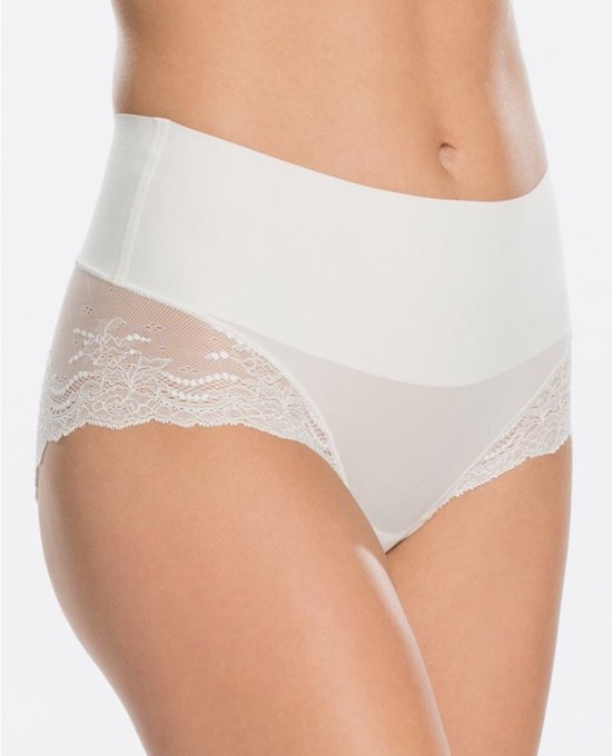 Witte high-waist slip met gladde tailleband en gedetailleerde kanten zijkanten gedragen door model.