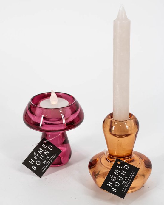 Twee glazen kandelaars van Homebound by KY in roze en amber, inclusief een led-theelichtje en een witte kaars.
