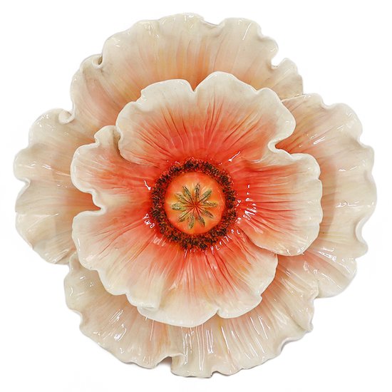 Wanddecoratie van een keramieken bloem in perzik- en crèmetinten met een gedetailleerd gestempeld hart.