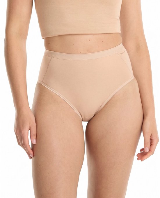 Nude kleurige slip met hoge taille en Ten Cate logo, gedragen door een model.