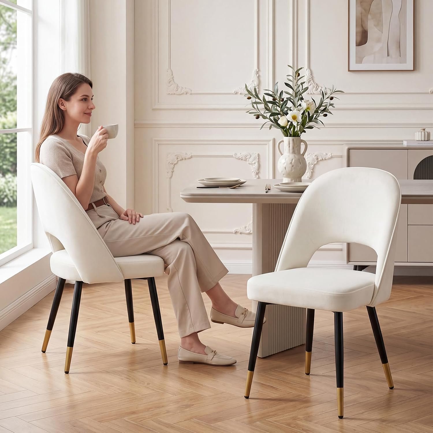 Velvet Comfort Eetkamerstoelen Set van 2 – Witte Gestoffeerde Eetkamerstoelen zonder Armleuningen, Ergonomische Holle Rugleuning, Zachte Fluwelen Bekleding, Stevige Metalen Poten, Moderne Keukenstoelen voor Woonkamer en Eethoek, 58 x 50 x 86 cm