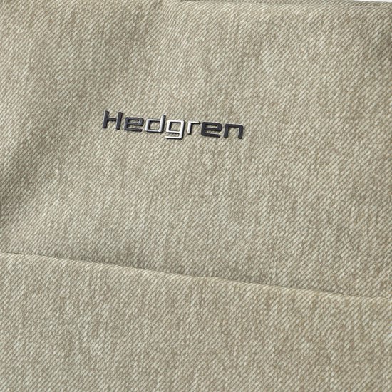 Detailopname van het grijze, textuurrijke materiaal van de Hedgren tas met het merklogo in zwarte letters.