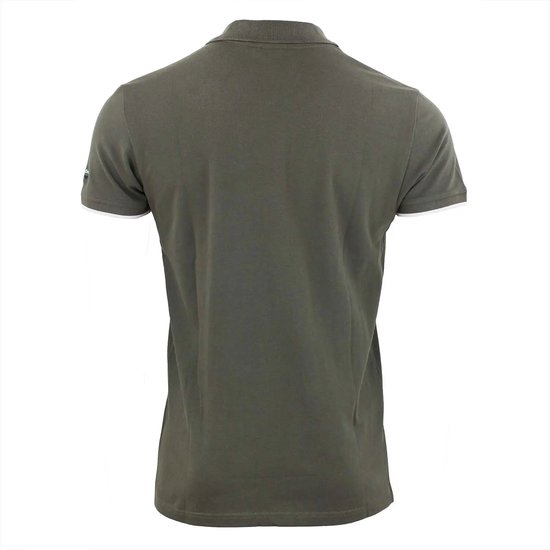 Achterkant van een olijfgroen Peak Mountain poloshirt met korte mouwen en witte biesjes aan de mouwuiteinden.