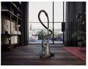 Witte AEG Clean 5000 stofzuiger geplaatst op een houten vloer in een woonkamer.