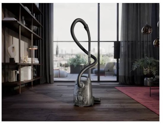 Witte AEG Clean 5000 stofzuiger geplaatst op een houten vloer in een woonkamer.