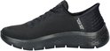 Zwarte Skechers instapper met een mesh bovenwerk en een gestructureerde zool.