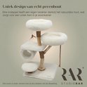 Unieke krabpaal van echt perenhout met off-white pluche ligbedden en speeltjes.