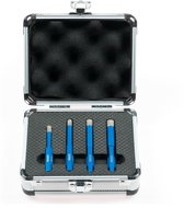 Set van vier blauwe Qerato diamantboortjes met zilveren uiteinden in een metalen koffer met zwarte schuimrubberen inleg.