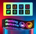 Gebogen led-paneel met tekst PixelJoy Welcome en smiley-emoji's, inclusief menu-iconen daarboven.