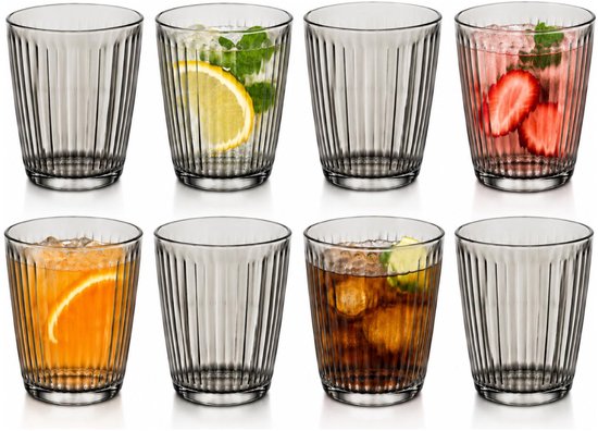 Ensemble de huit verres striés gris fumé, certains remplis de diverses boissons, de fruits et de glaçons.
