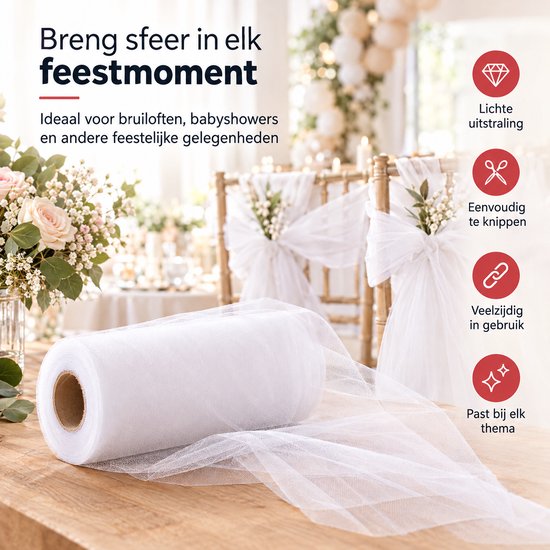 Witte tule op een rol, getoond op een tafel met stoelversieringen voor een bruiloft.