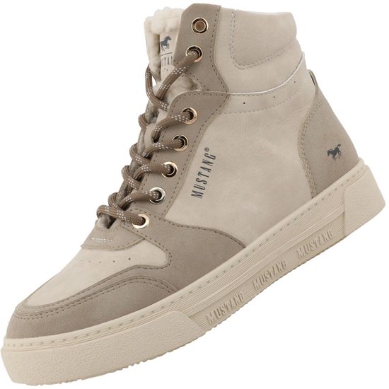 Vue latérale d'une sneaker beige Mustang avec lacets et logo 'Mustang' sur la semelle et le côté.