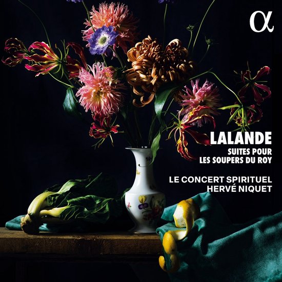 Stilleven van bloemen in een vaas, groenten en citroenschil, met albumtitel 'Lalande: Suites pour les soupers du roy'.