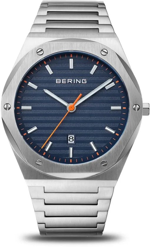 Bering horloge met blauwe wijzerplaat met horizontale lijnen, zilverkleurige kast en band. Oranje secondewijzer en accenten.