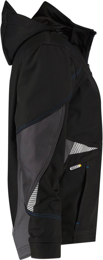 Zij-aanzicht van een zwarte DASSY softshell werkjas met grijze mesh-inzetstukken, reflecterende details en blauwe stiksels.