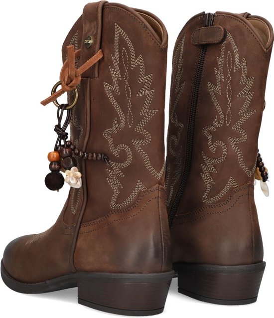 Achterkant van bruine westernlaarzen met borduursels, rits en houten kralenversiering.