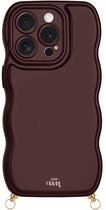 xoxo Wildhearts Glossy Wavy Cord Case Burgundy telefoonhoesje - Geschikt voor iPhone 15 Pro Max - Golvend hoesje geschikt voor telefoonkoord - Glimmende silicone case met golven - Vlekbestendig hoesje met haakjes - Burgundy / Bordeaux Rood