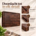 Overzicht van kenmerken van de walnoothouten snijplank: sapgroef, handgrepen en 3,5 cm dikte.