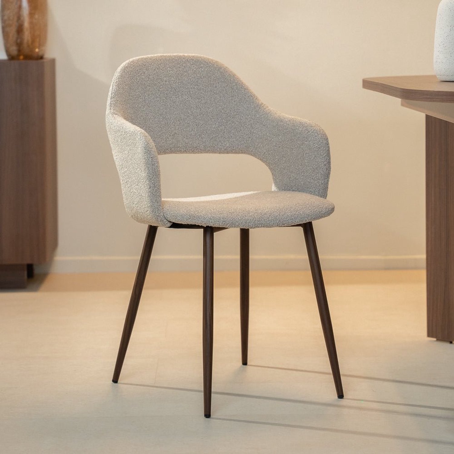 Dimehouse Set van 2 Japandi Eetkamerstoelen Zand - Open rug - Walnootlook Frame - Aki - Stof - Japandi