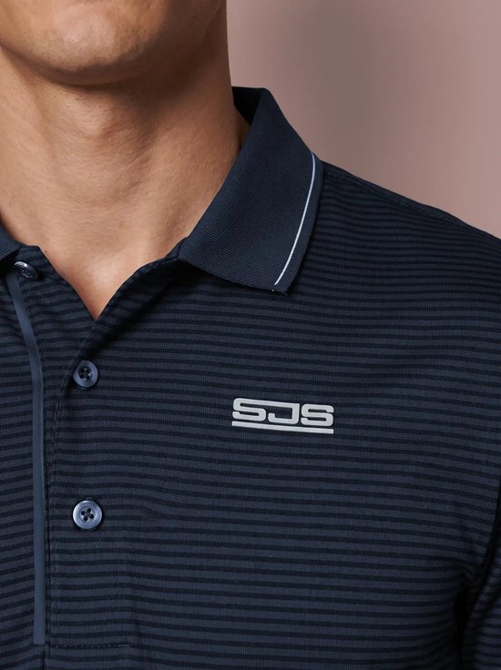 Close-up van de kraag en knoopsluiting van een donkerblauw poloshirt met fijne strepen en SJS-logo.