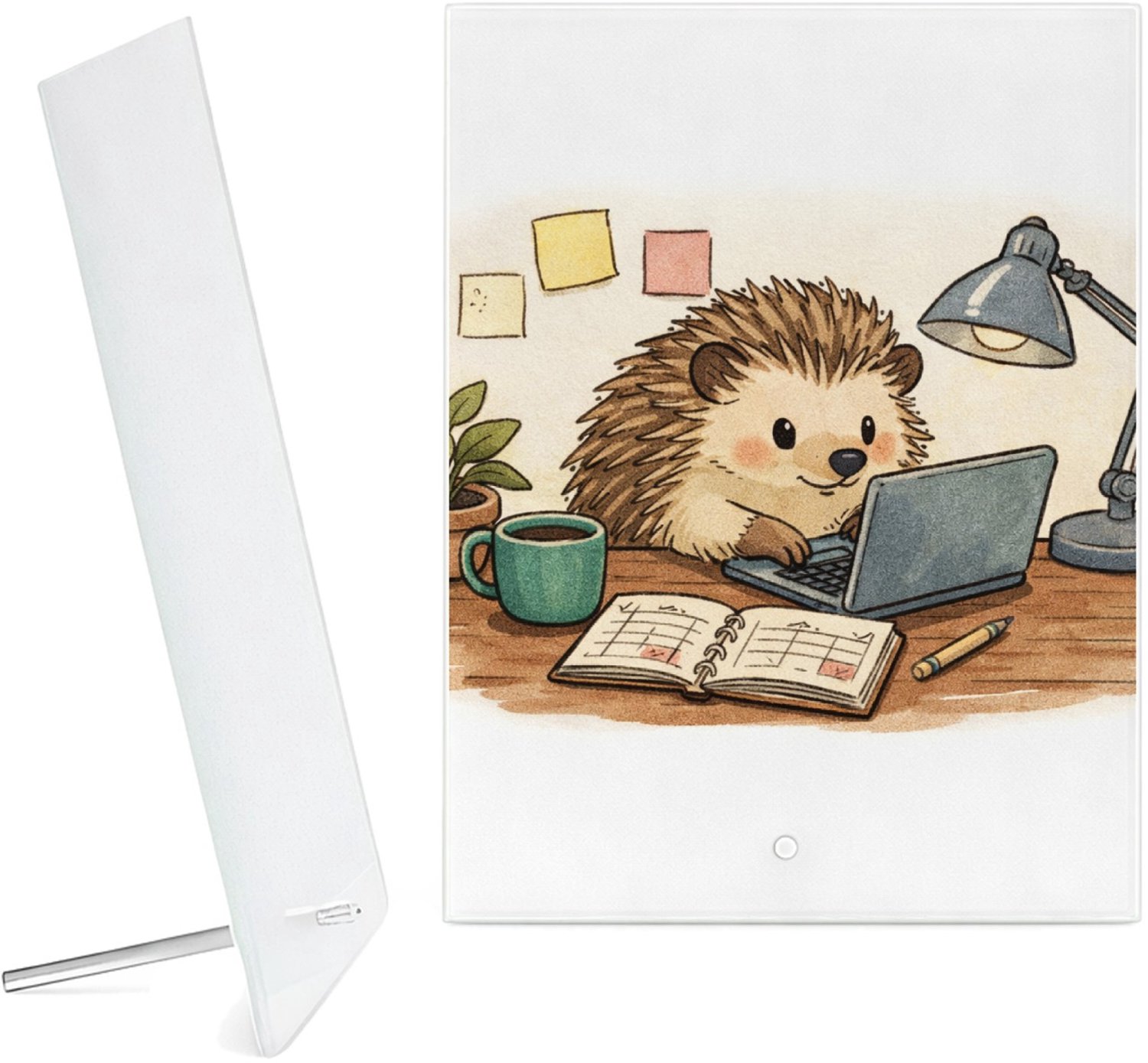 Mr Cadeautjes Glazen fotopaneel Een egel in een kleine thuiswerkhoek met post-its, planner e - 15 x 20 cm, staand - glas, decoratie, wanddecoratie | cadeau Wit