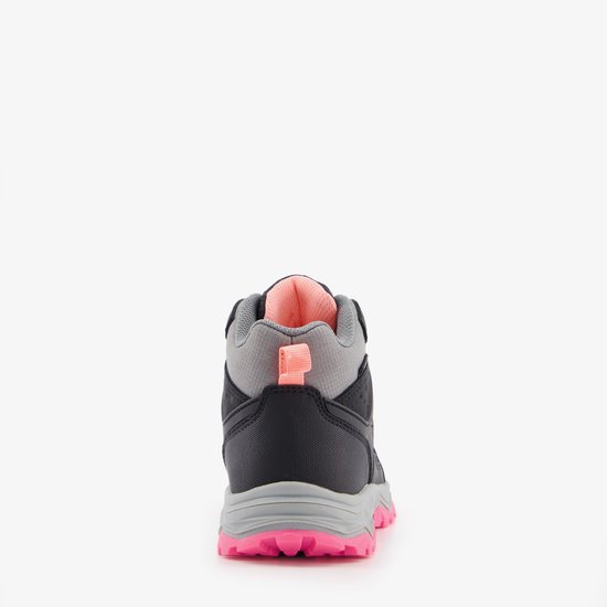 Achterkant van zwarte hoge wandelschoen met grijze details en roze loopzool.