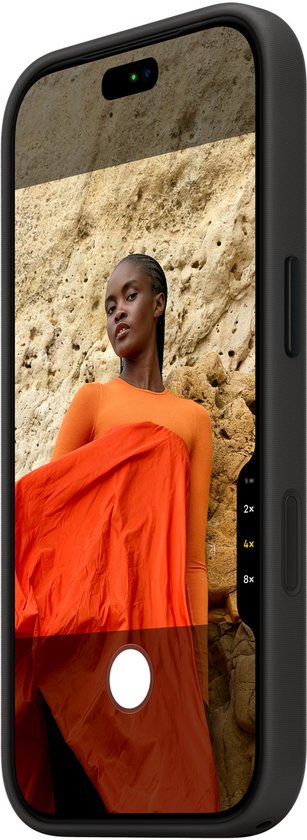 iPhone met zwart TechWoven hoesje toont portret van vrouw in oranje top en sjaal.