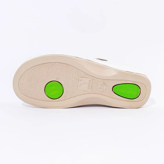 Onderkant van de klomp met beige profielzool en groene accenten.