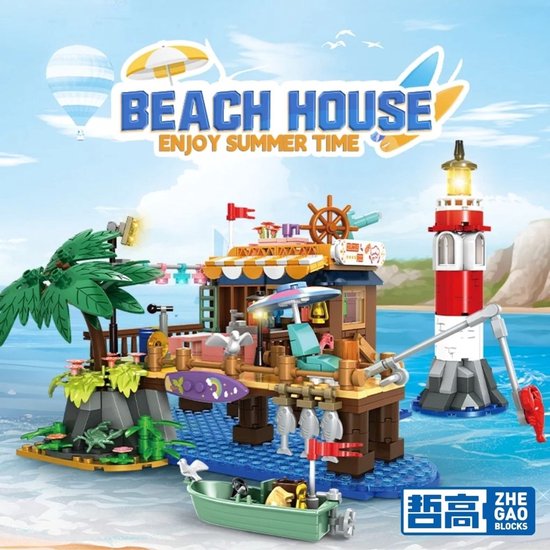Vissershut aan zee met vuurtoren, boot, palmbomen, surfplank en een heteluchtballon, met tekst 'BEACH HOUSE'.
